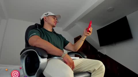 Snapshot of tommygarcia_ chatting on 1, 1, 2025 Instagram t garcia69 online show from 1, 1, 2025