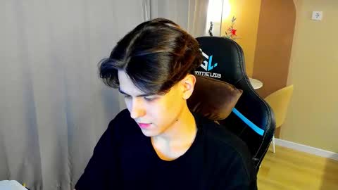 Snapshot of travisrivas chatting on 19, 12, 2025 travisrivas online show from 19, 12, 2025