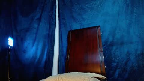 TRAV - INDEPENDENT MODEL online show from 30, 1, 2025