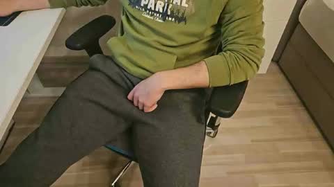 tree1989 online show from 5, 1, 2025