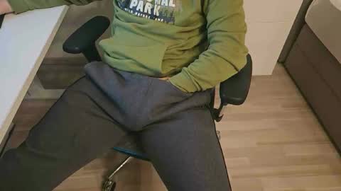 tree1989 online show from 5, 1, 2025