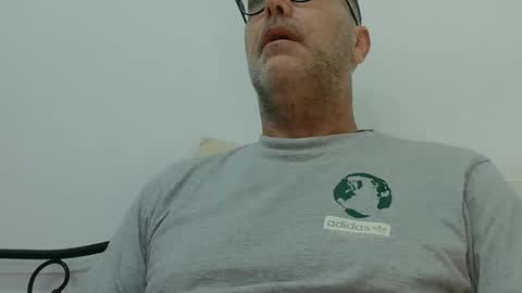 Snapshot of trevido4u chatting on 15, 12, 2025 trevido4u online show from 15, 12, 2025