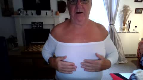 Snapshot of trinity1011 chatting on 28, 6, 2026 trinity1011 online show from 28, 6, 2026