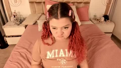 Twiggy online show from 4, 3, 2025