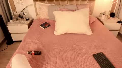 Twiggy online show from 11, 3, 2025