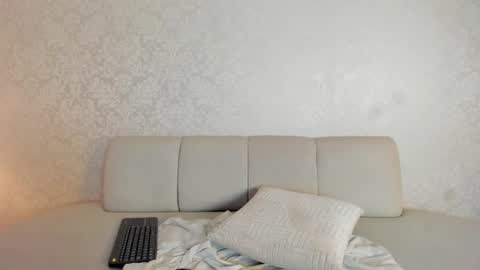 Vaiolet  online show from 13, 6, 2026