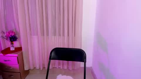 Snapshot of vale_kross chatting on 9, 9, 2025 HI IM NEW online show from 9, 9, 2025