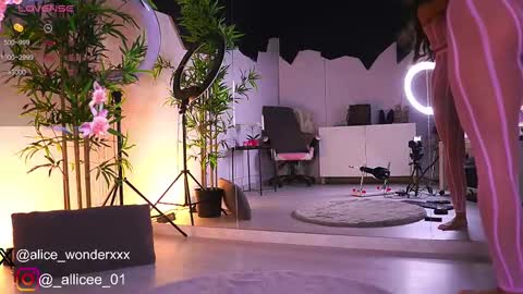 Vanessa Simon online show from 6, 3, 2025