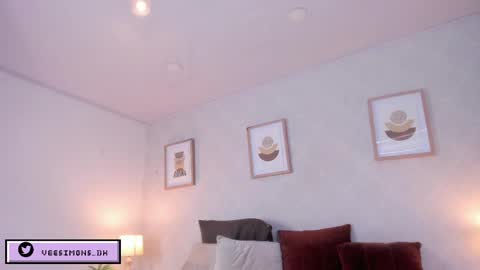 Vee Simons online show from 30, 4, 2026