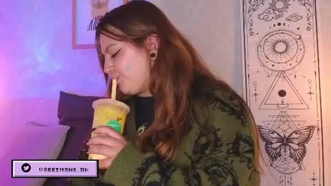 Vee Simons online show from 2, 7, 2026