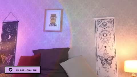 Vee Simons online show from 7, 7, 2026