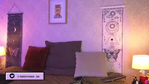 Vee Simons online show from 8, 7, 2026