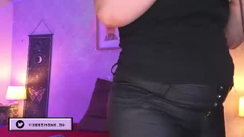 Vee Simons online show from 21, 7, 2026