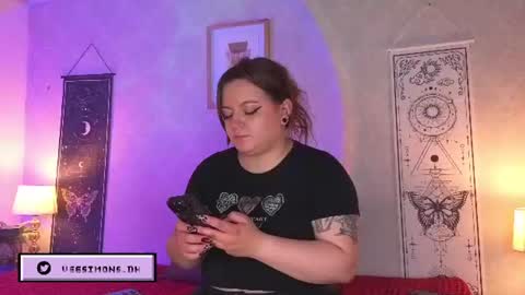 Vee Simons online show from 21, 7, 2026