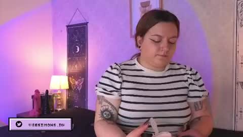 Vee Simons online show from 23, 7, 2026