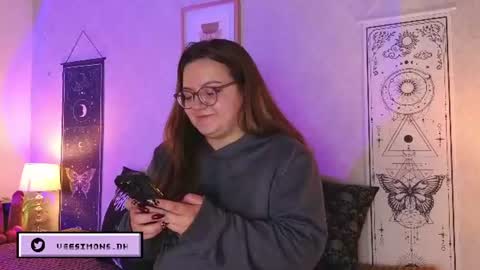 Vee Simons online show from 25, 7, 2026