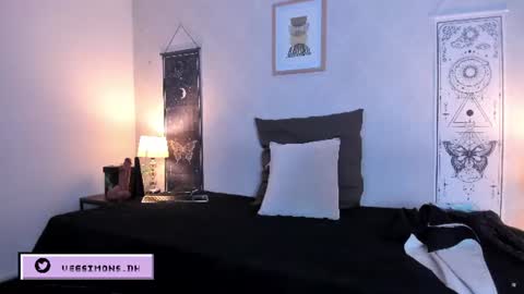 Vee Simons online show from 28, 7, 2026