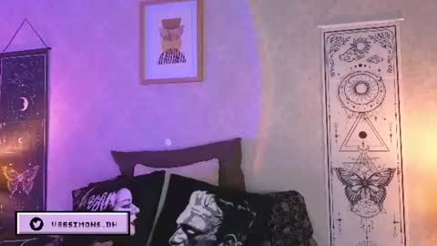 Vee Simons online show from 28, 7, 2026