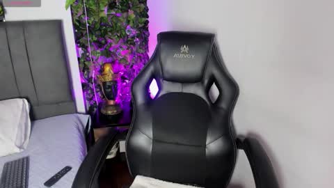 Snapshot of velakimm chatting on 6, 10, 2025 Isabella online show from 6, 10, 2025