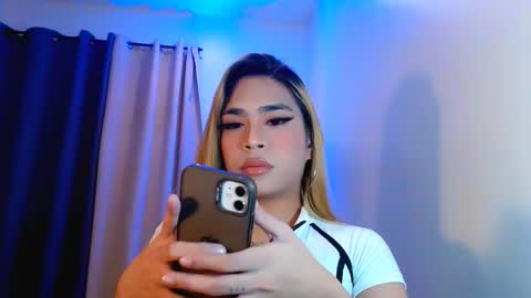 velvet_delux69 online show from 3, 11, 2025