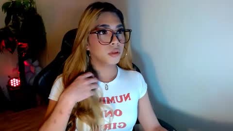 velvet_delux69 online show from 4, 11, 2025