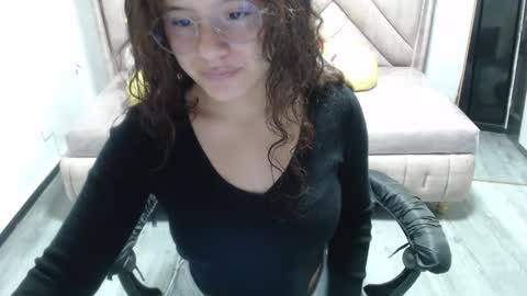 Snapshot of velvet_moon_v chatting on 10, 11, 2025 velvet_moon_v online show from 10, 11, 2025