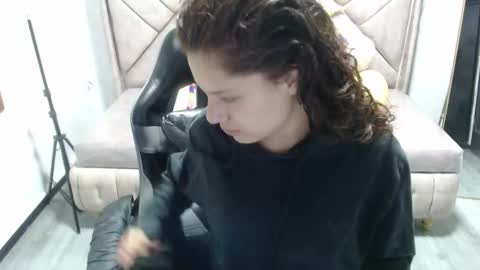 Snapshot of velvet_moon_v chatting on 12, 11, 2025 velvet_moon_v online show from 12, 11, 2025