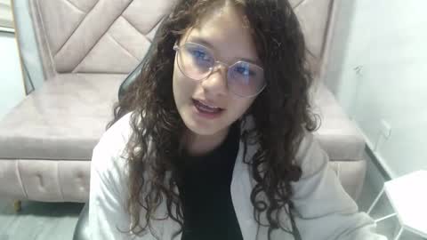 Snapshot of velvet_moon_v chatting on 3, 2, 2026 velvet_moon_v online show from 3, 2, 2026