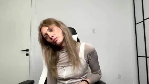 Snapshot of velvettgirl chatting on 2, 2, 2026 VelvetTGirl online show from 2, 2, 2026