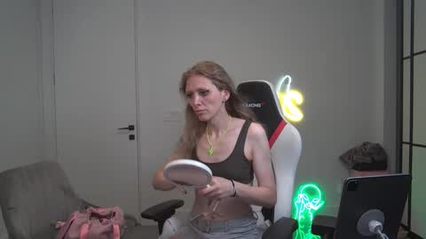 Snapshot of velvettgirl chatting on 9, 3, 2026 VelvetTGirl online show from 9, 3, 2026