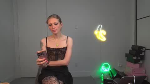 Snapshot of velvettgirl chatting on 17, 3, 2026 VelvetTGirl online show from 17, 3, 2026