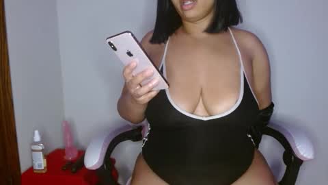 Snapshot of vibe_xxxo chatting on 1, 5, 2026 vibe_xxxo online show from 1, 5, 2026