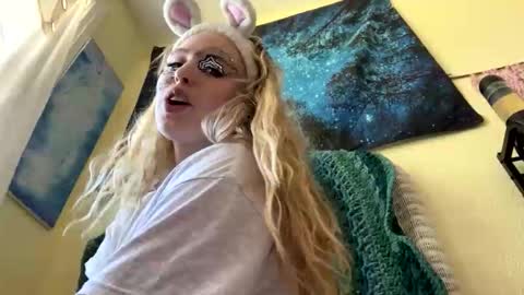 Snapshot of vibewild chatting on 19, 10, 2025 nova online show from 19, 10, 2025