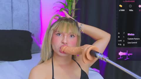 Snapshot of vicky_hot_x chatting on 20, 12, 2024        online show from 20, 12, 2024