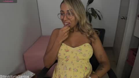 Victoria Santos online show from 15, 2, 2026