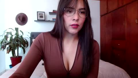 VICTORIA MARTELO online show from 9, 4, 2026