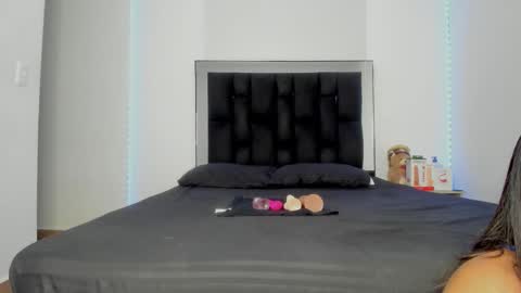 Snapshot of victoriacolin chatting on 12, 11, 2025 VICTORIA online show from 12, 11, 2025