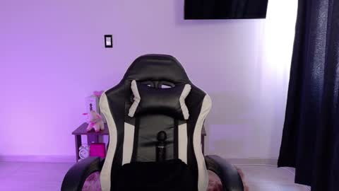 Snapshot of victoriahot_23 chatting on 26, 10, 2025 Kim 3 online show from 26, 10, 2025