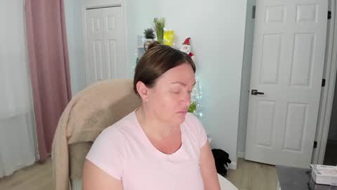 Snapshot of vika7333 chatting on 10, 12, 2024 Ukrainian-woman online show from 10, 12, 2024