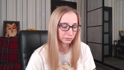 Snapshot of vikaericka chatting on 12, 11, 2025 Vika online show from 12, 11, 2025