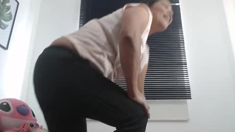 Snapshot of viki_mom chatting on 21, 1, 2025 Viki Mom online show from 21, 1, 2025