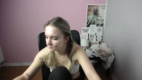 Snapshot of viktoria_lovely chatting on 21, 12, 2024 viktoria_lovely online show from 21, 12, 2024