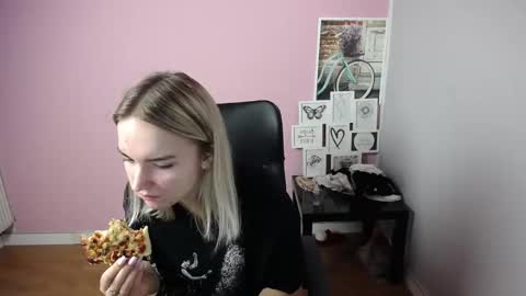 Snapshot of viktoria_lovely chatting on 10, 9, 2025 viktoria_lovely online show from 10, 9, 2025