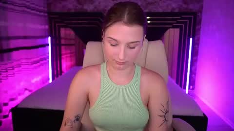 Snapshot of vikviklove chatting on 25, 6, 2026 VikVikLove online show from 25, 6, 2026