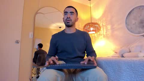 Snapshot of vince_colin chatting on 24, 11, 2025 VINCE online show from 24, 11, 2025