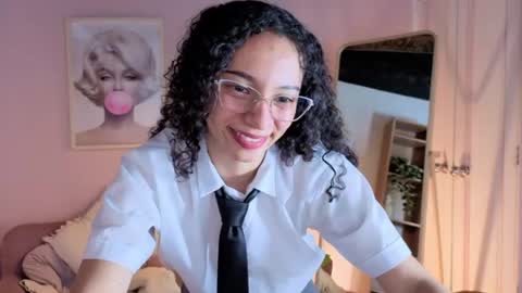 Snapshot of violet__15 chatting on 25, 6, 2026 violet__15 online show from 25, 6, 2026