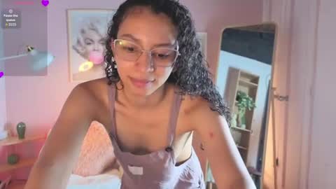 Snapshot of violet__15 chatting on 10, 7, 2026 violet__15 online show from 10, 7, 2026