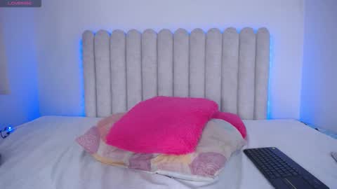 violet_giraldo online show from 5, 3, 2026