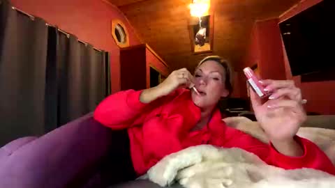 VivianLuxe online show from 17, 10, 2025