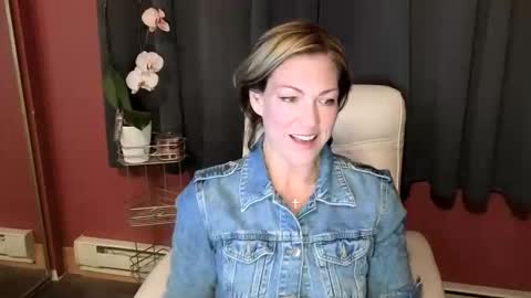 VivianLuxe online show from 27, 10, 2025